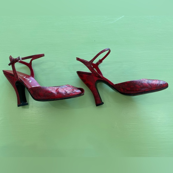 PRADA SZ 39 PEEP TOE SLINGBACK PUMPS RED SNAKESKIN PRINT 4” HEEL - Picture 3 of 6